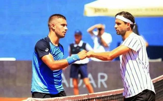 它打破了对 它打破了对